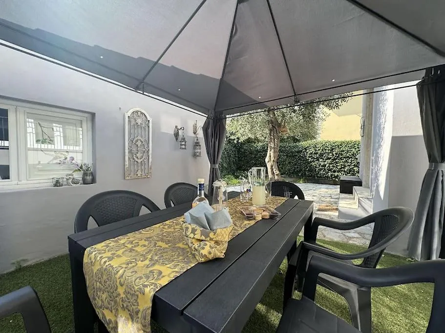Villa Gru Lucca 0*,